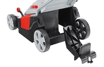 Kosiarka elektryczna AL-KO Comfort po umieszczenu klina do mulczowania rozdrobni skoszoną trawę Kosiarka elektryczna AL-KO Comfort po umieszczenu klina do mulczowania rozdrobni skoszoną trawę