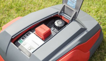Kosiarka robot koszący AL-KO ROBOLINHO ma czujniki bezpieczeństwa chronią przed urazami i kradzieżą Kosiarka robot koszący AL-KO ROBOLINHO ma czujniki bezpieczeństwa chronią przed urazami i kradzieżą