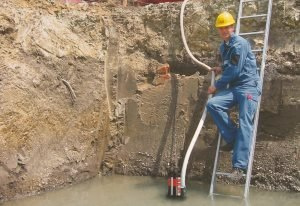 Pompa zanurzeniowa AL-KO Drain 20000 HD wypompuje nawet silnie zanieczyszczoną wodę Pompa zanurzeniowa AL-KO Drain 20000 HD wypompuje nawet silnie zanieczyszczoną wodę