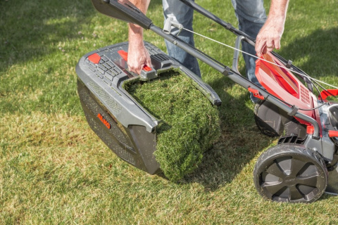 Kosiarka spalinowa AL-KO 470 Sp-b Premium ma duży kosz z wskaznikiem napełnienia Kosiarka spalinowa AL-KO 470 Sp-b Premium ma duży kosz z wskaznikiem napełnienia