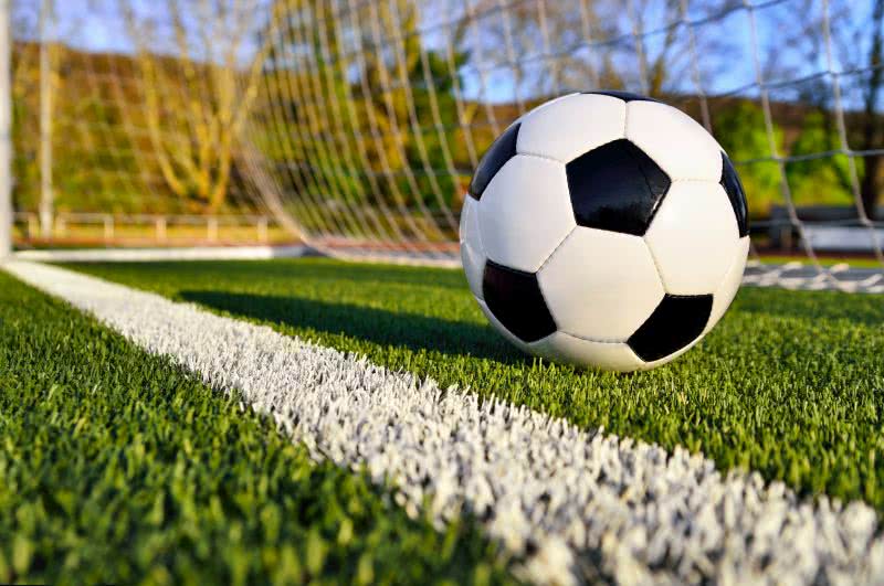 Pielęgnujemy murawę na boisku sportowym